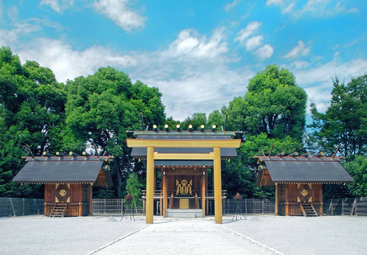 本殿と摂社 (中央:天照大御神、右:月読命、左:須佐之男命)