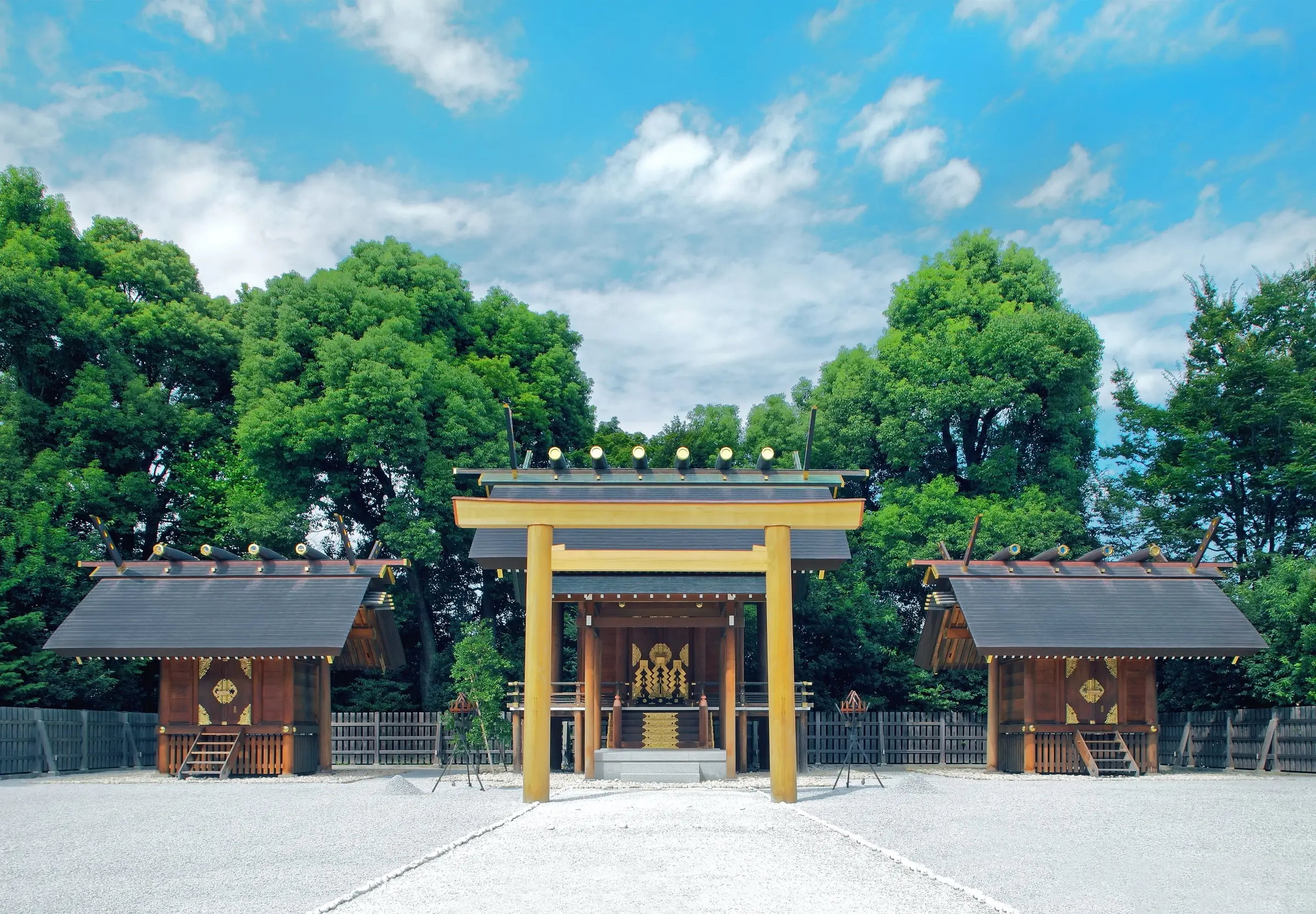 本殿と摂社 (中央:天照大御神、右:月読命、左:須佐之男命)