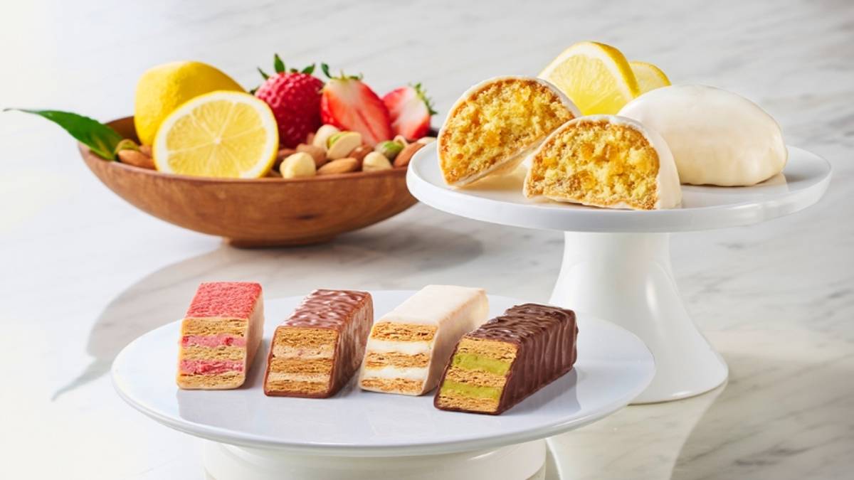フルーツ一緒に並ぶチョコレートスイーツ