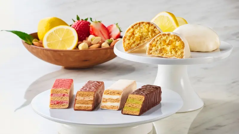 フルーツ一緒に並ぶチョコレートスイーツ