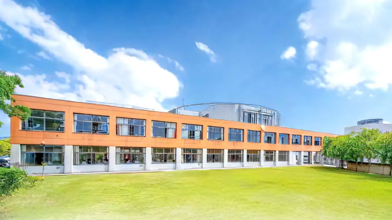 東北高等学校の泉キャンパス外観