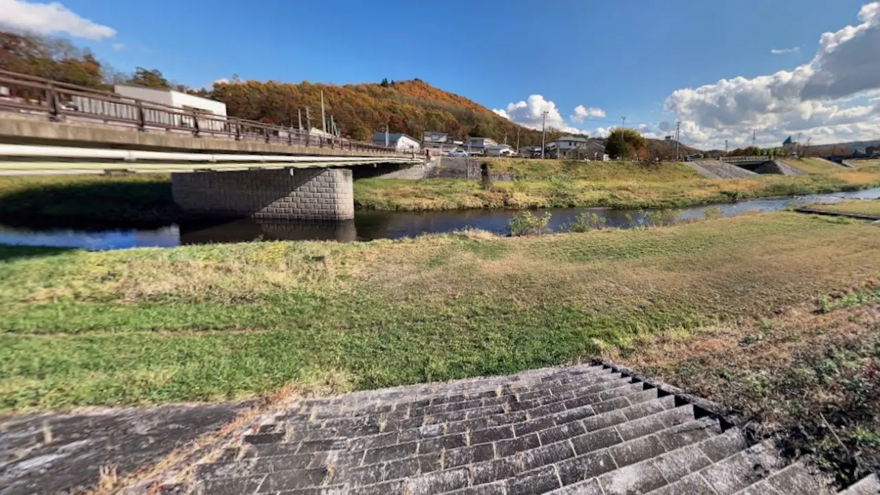 のどかな河川敷の光景