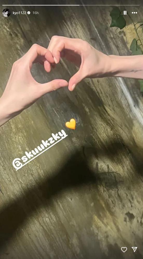 song hye kyo instagram story making hand heart with bae suzy