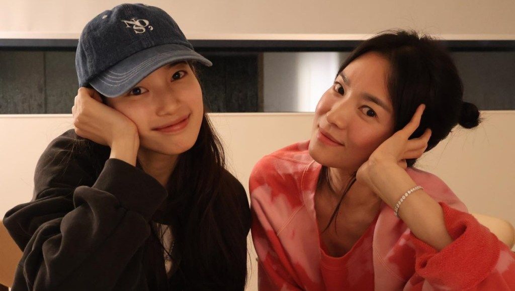 suzy and song hye kyo selfie showing their friendship