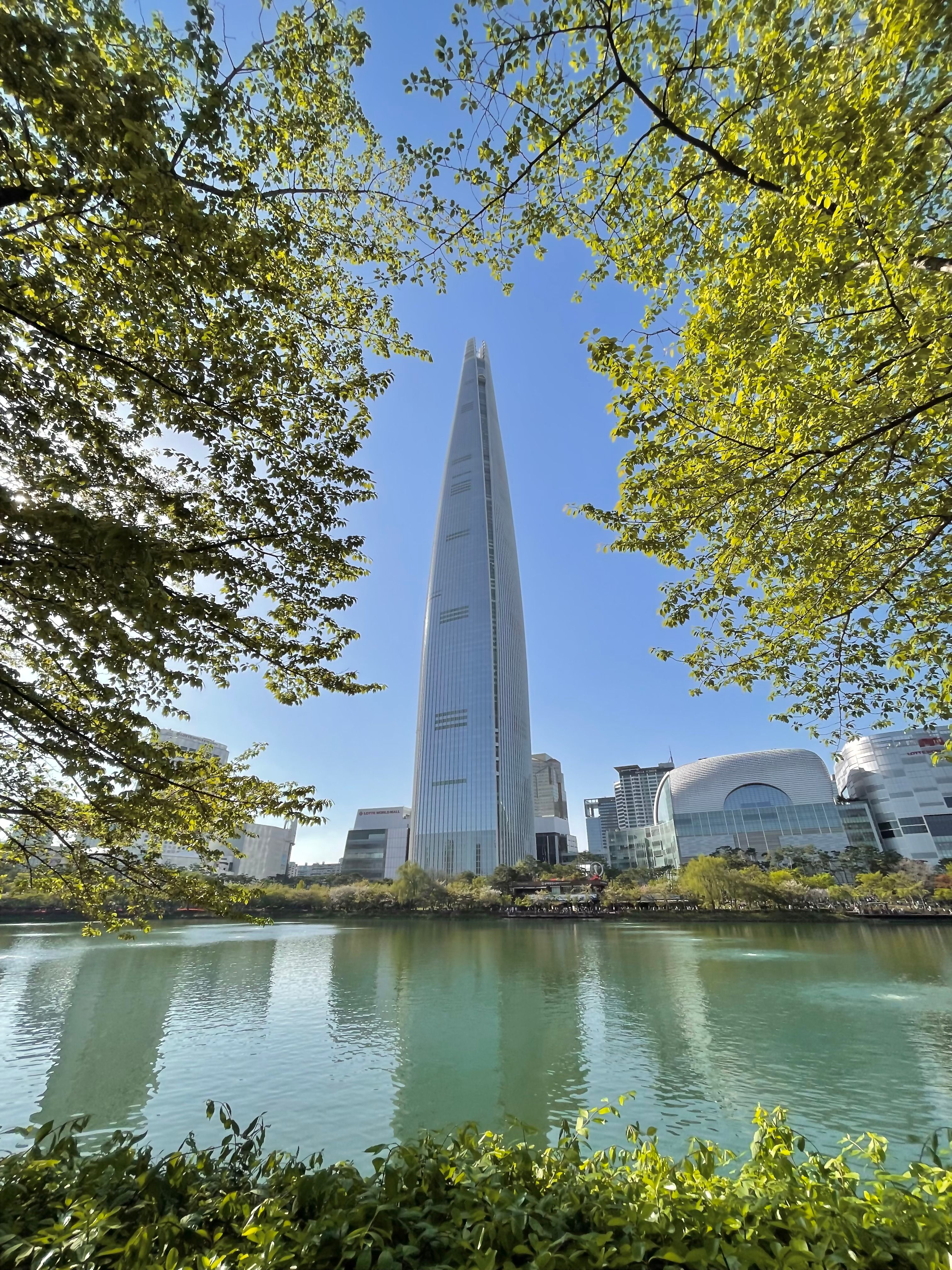 where to stay in seoul_lotte tower with lotte world mall overlooking seokchon lake 