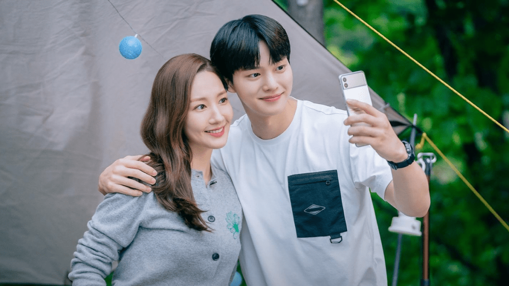 forecasting love and weather kdrama review park min young and song kang selfie