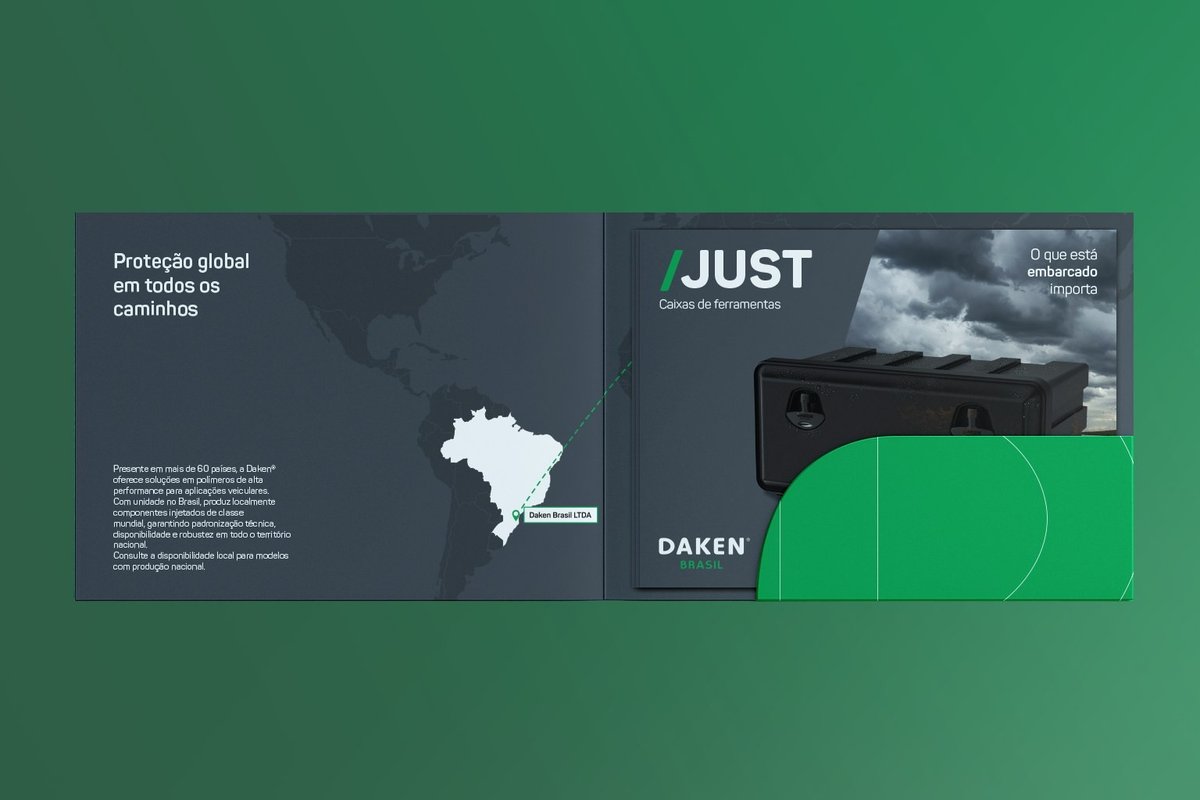 Pasta aberta com o mapa de presença global e a lâmina da linha Just encaixada.
