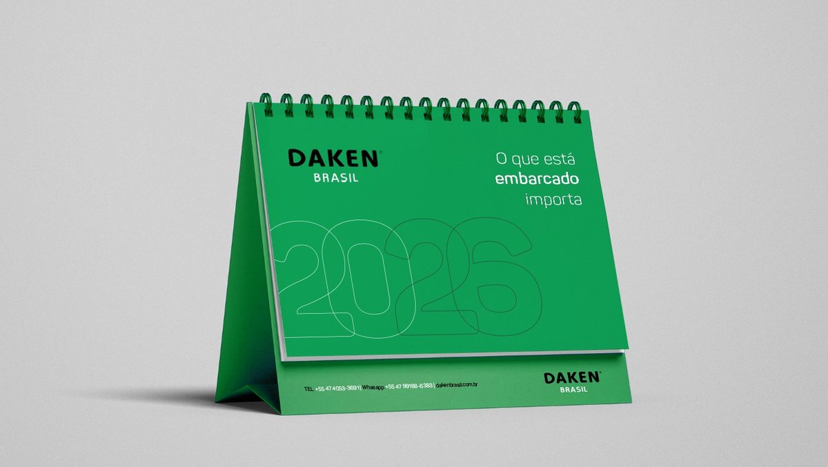 Calendário de mesa Daken 2026 em verde, com o conceito O que está embarcado importa.