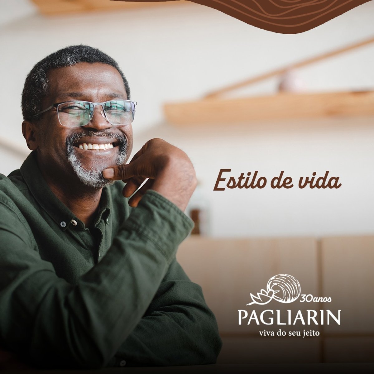 Post "Estilo de vida": homem sorridente em casa, com a nova marca Pagliarin 30 anos.