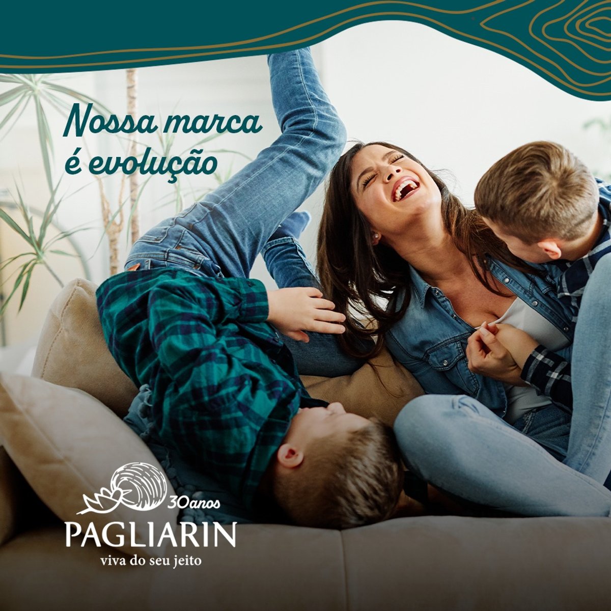 Post "Nossa marca é evolução": família rindo no sofá, com a nova marca Pagliarin 30 anos.