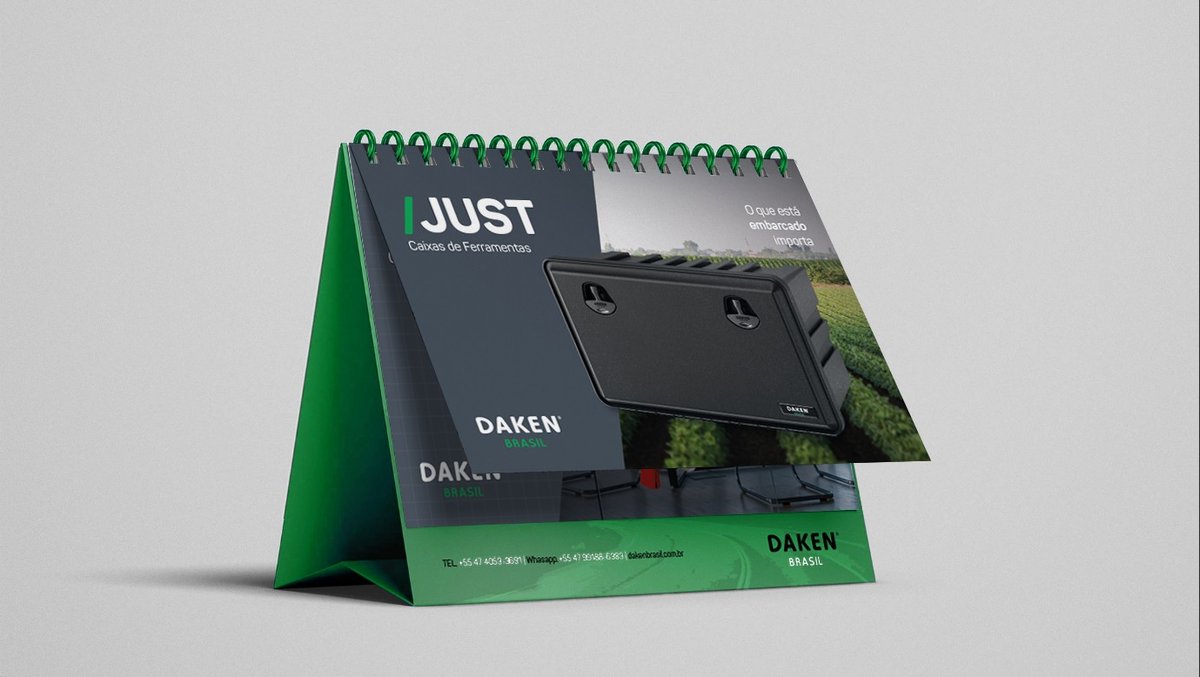 Calendário de mesa Daken 2026 aberto na página da linha Just.