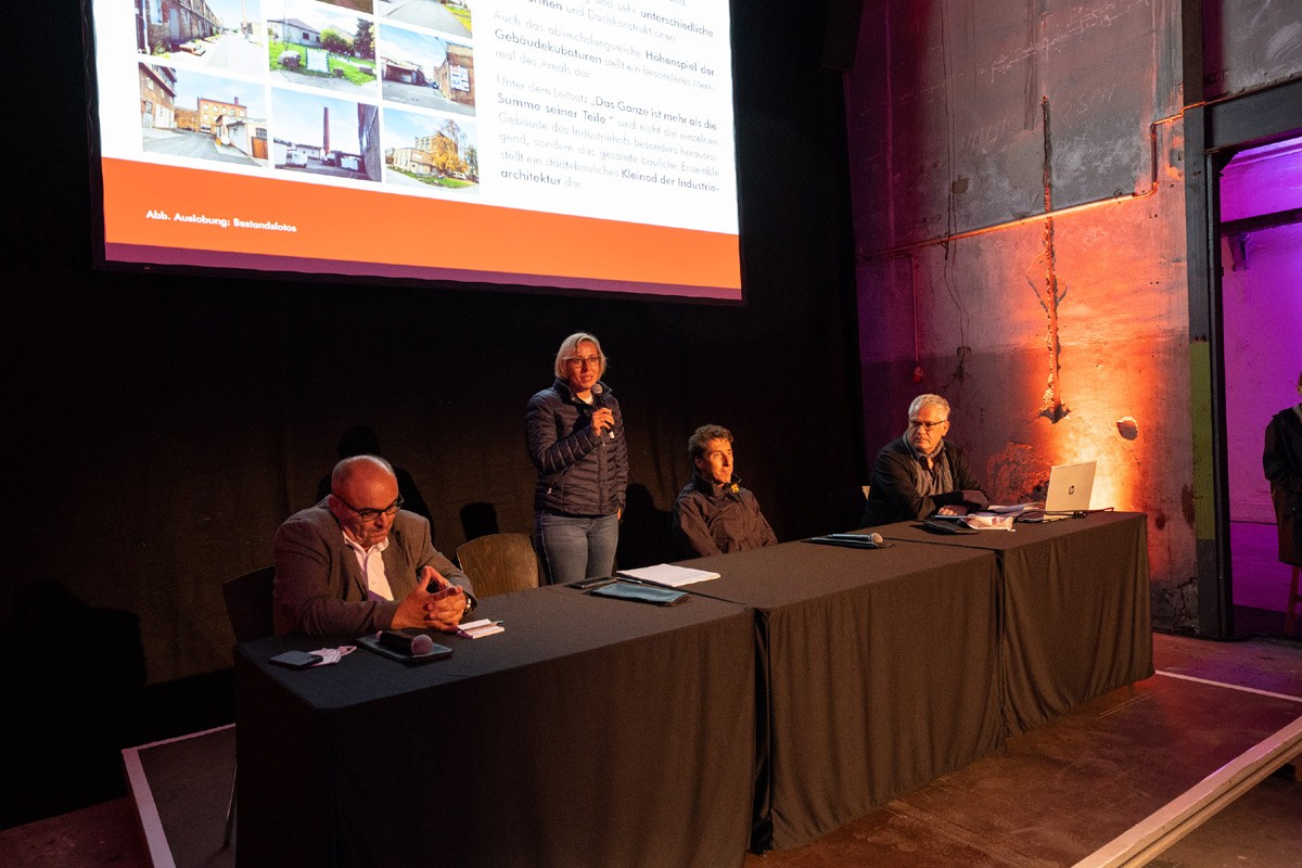 Das Plenum (v.l.n.r.): Dr. Thomas Pfirrmann, Stefanie Seiler (OB Stadt Speyer), Dr. Martin Koch (Industriehof Speyer GmbH), Gregor Bäumle