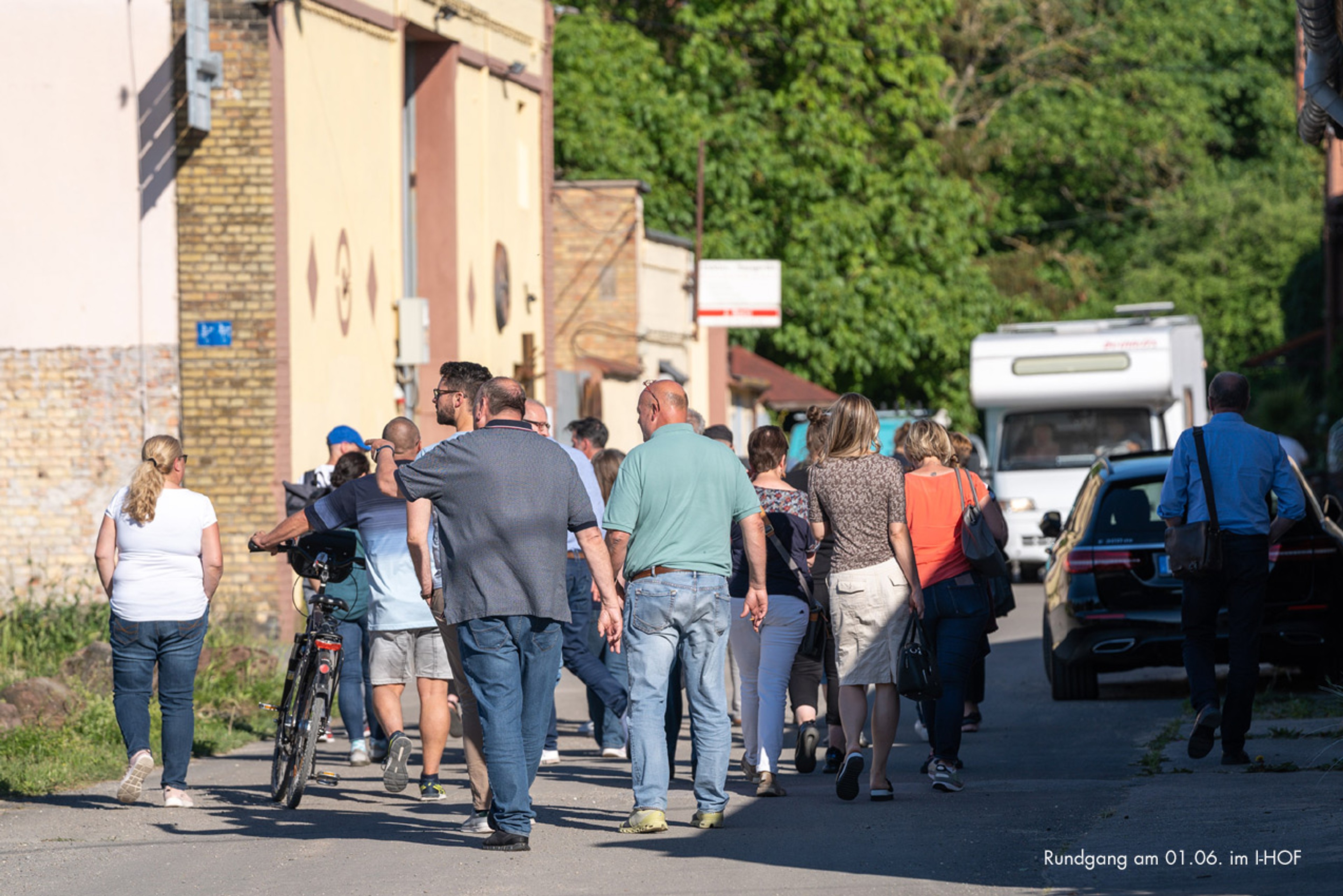 Viele Teilnehmer am Rundgang zum Planungsprozess, Bild 8