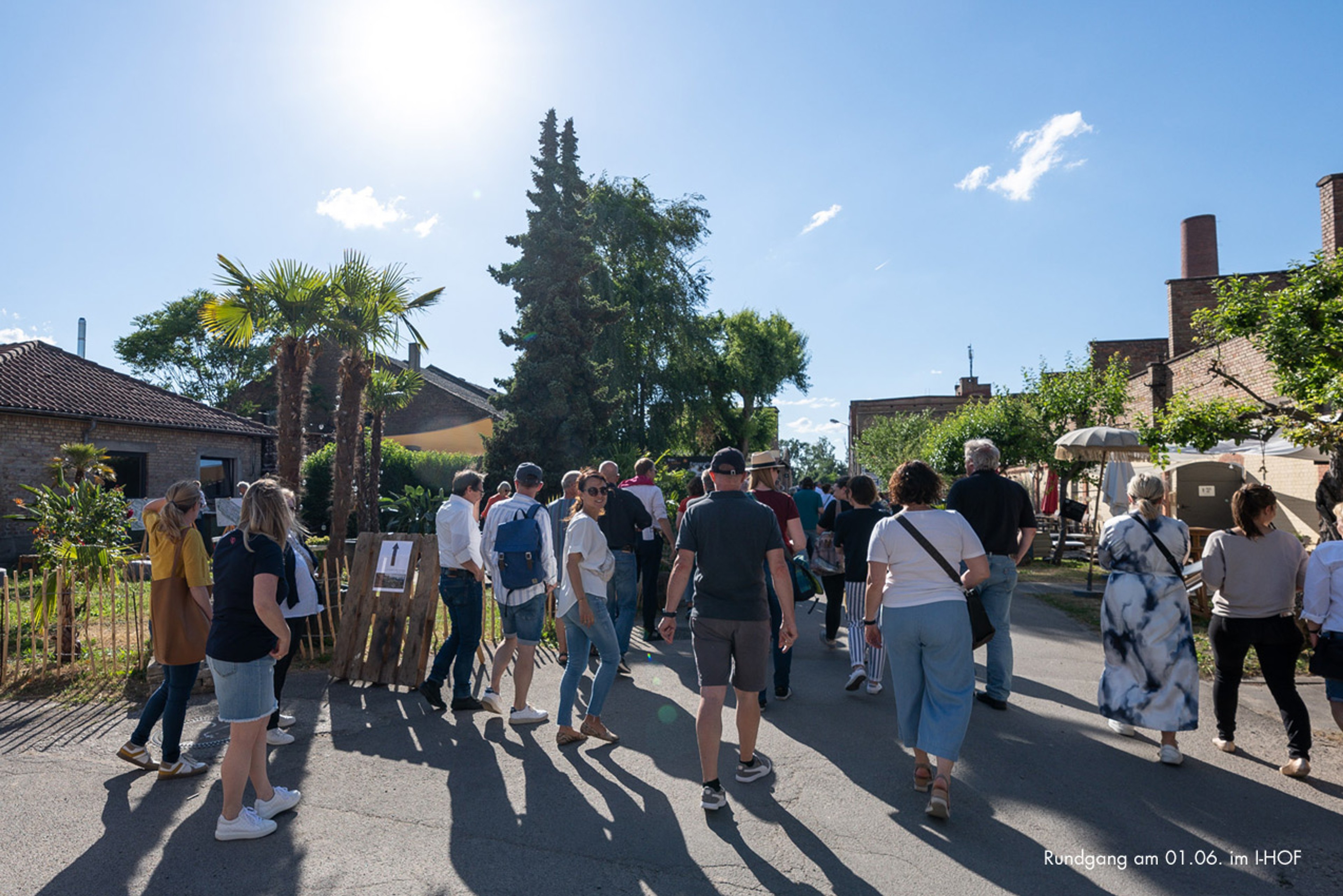 Viele Teilnehmer am Rundgang zum Planungsprozess, Bild 6