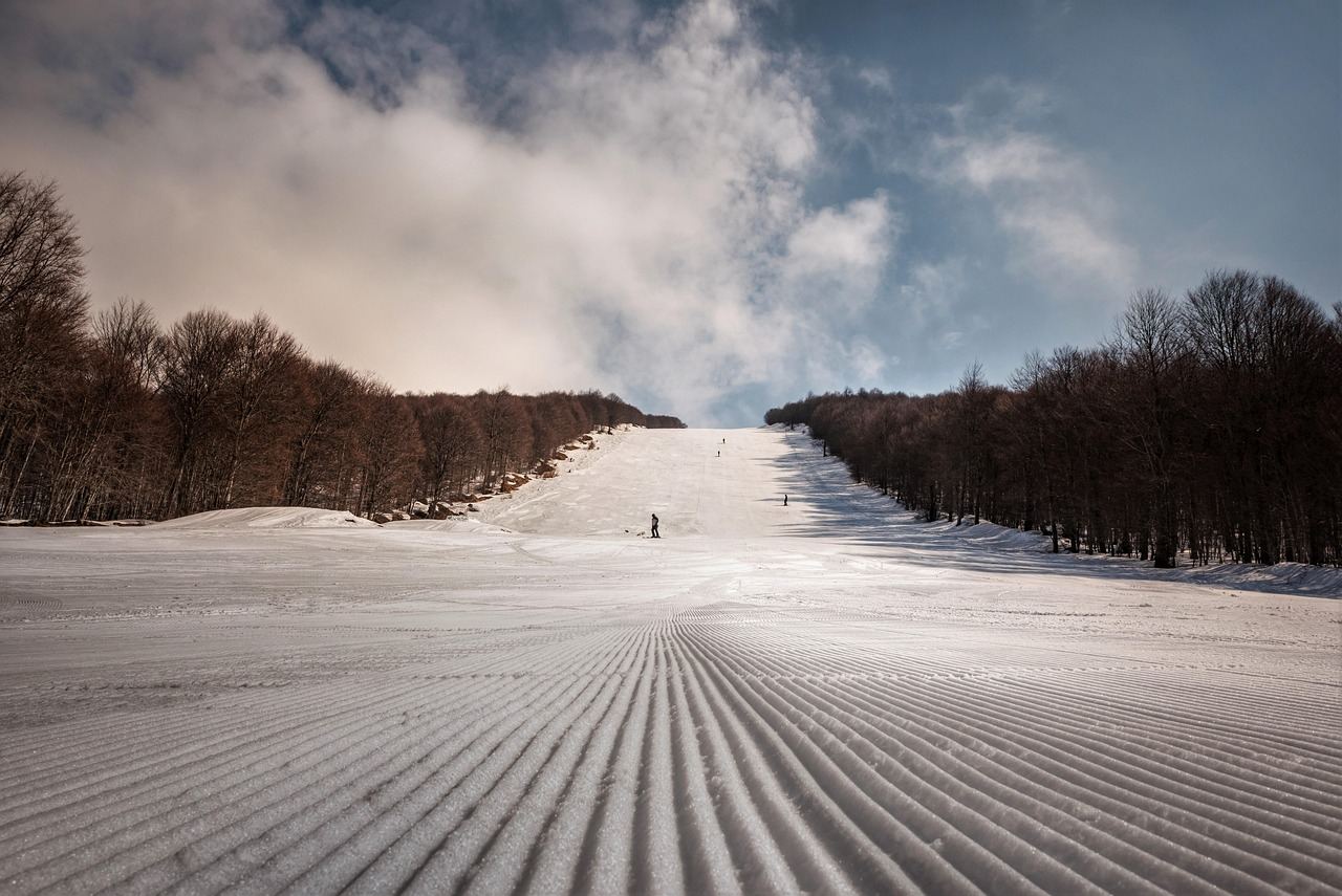 A snow-covered slope ideal for cross-country skiing, inviting exploration in nature. Is Cross-Country Skiing for you? Le