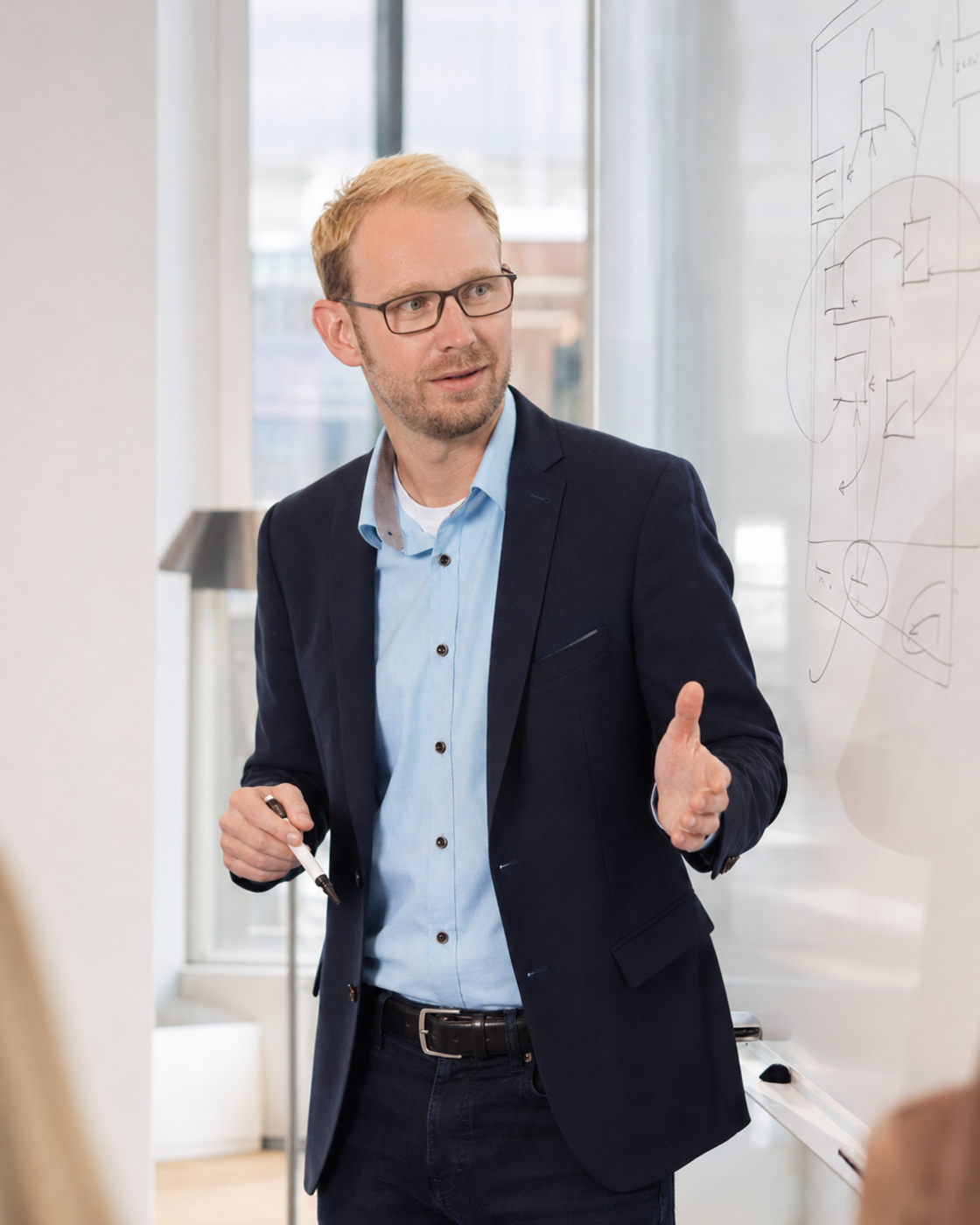 Prof. Dr. Jan Handzlik bei der Arbeit im Büro