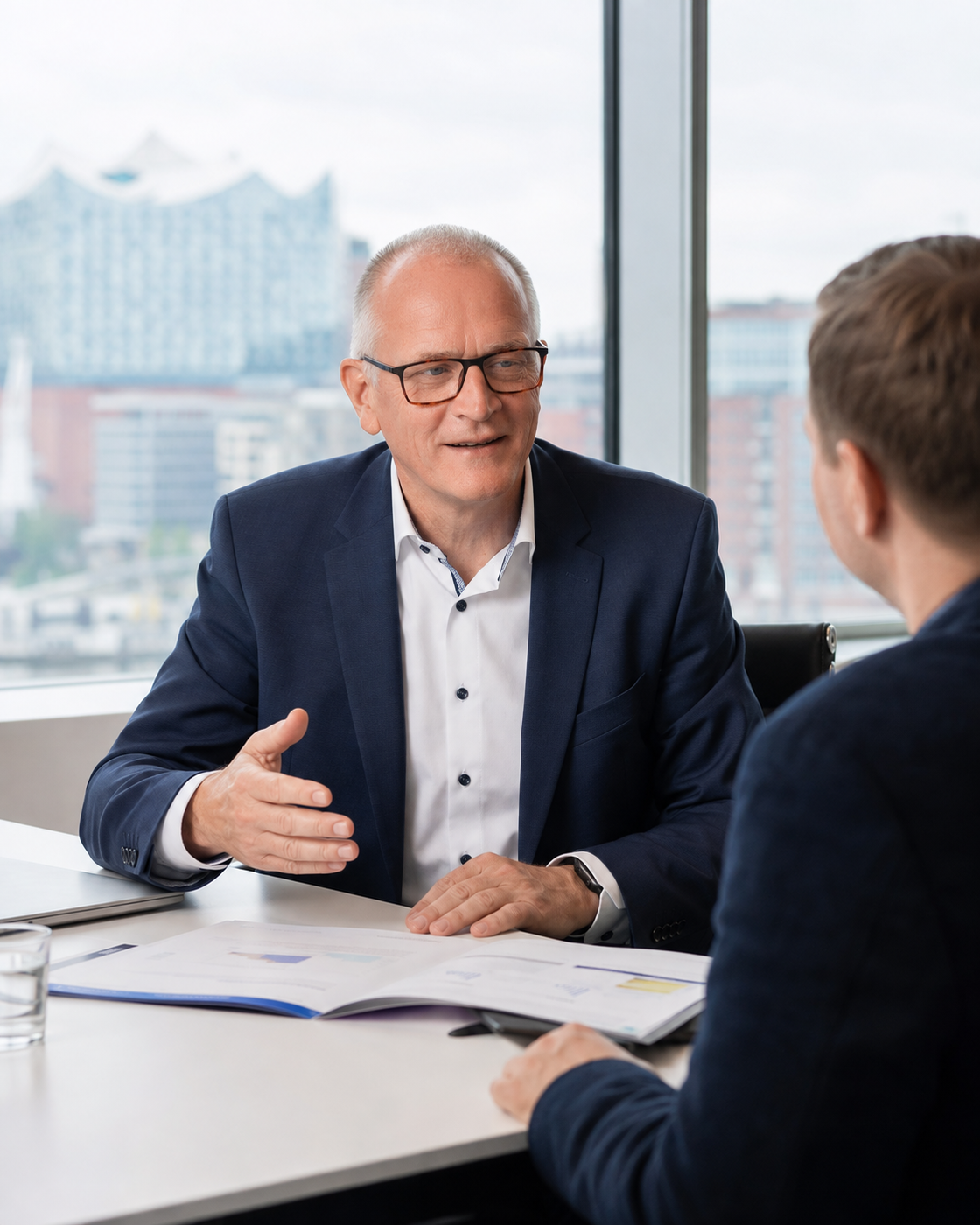 Peter Böttger bei der Arbeit im Büro