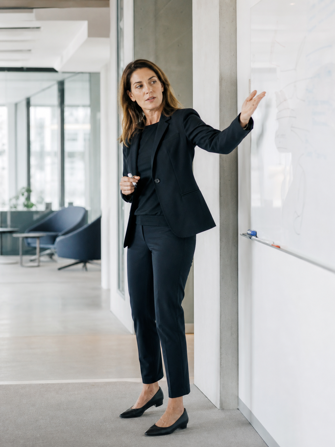 Anna Müller bei einer Präsentation im Büro