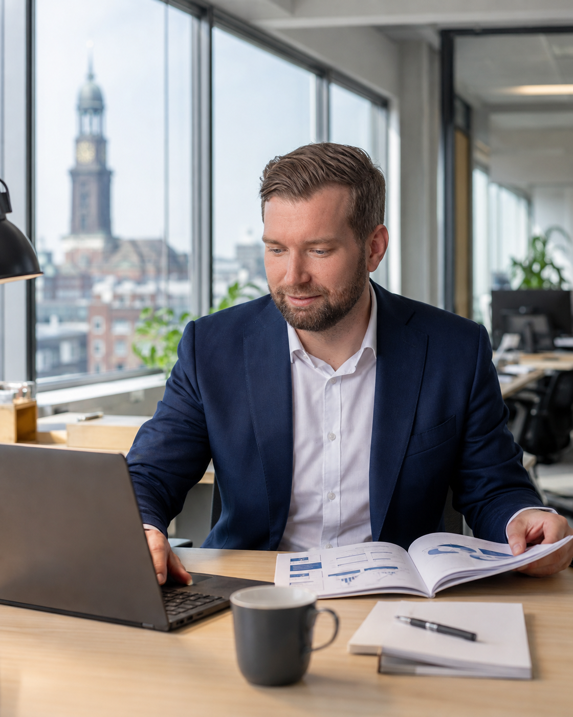 Jan Schönemann bei der Arbeit im Büro