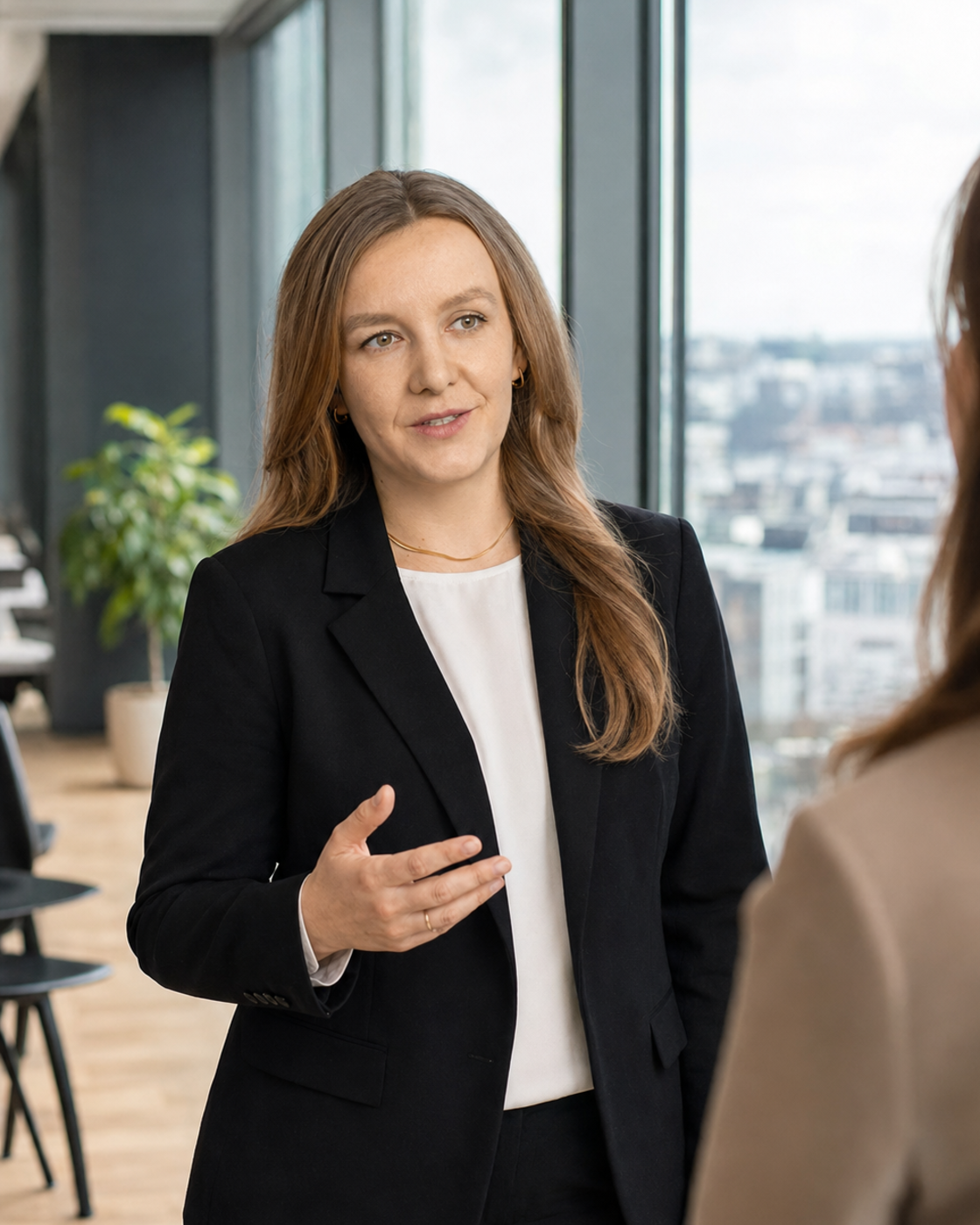 Maria Husemann bei der Arbeit im Büro