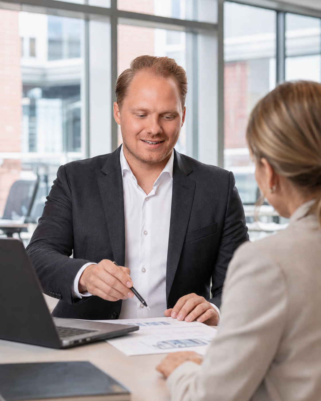 Steffen Völkel bei der Arbeit im Büro
