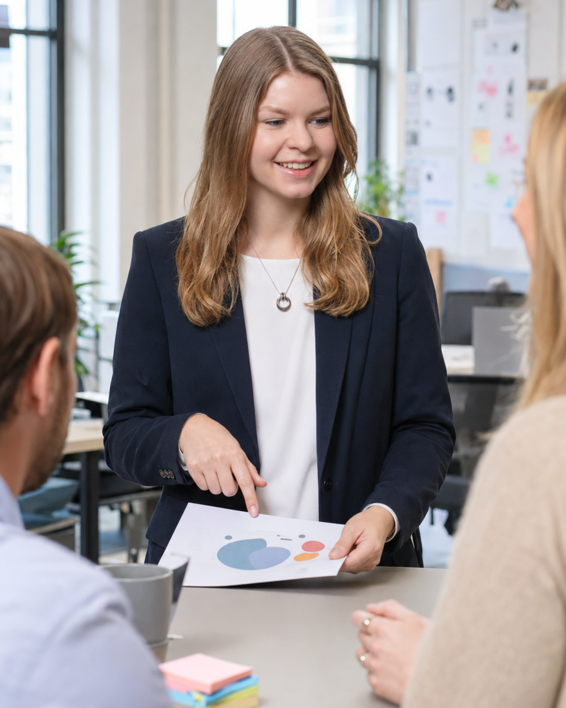 Marisa Drinkmann bei der Arbeit im Büro