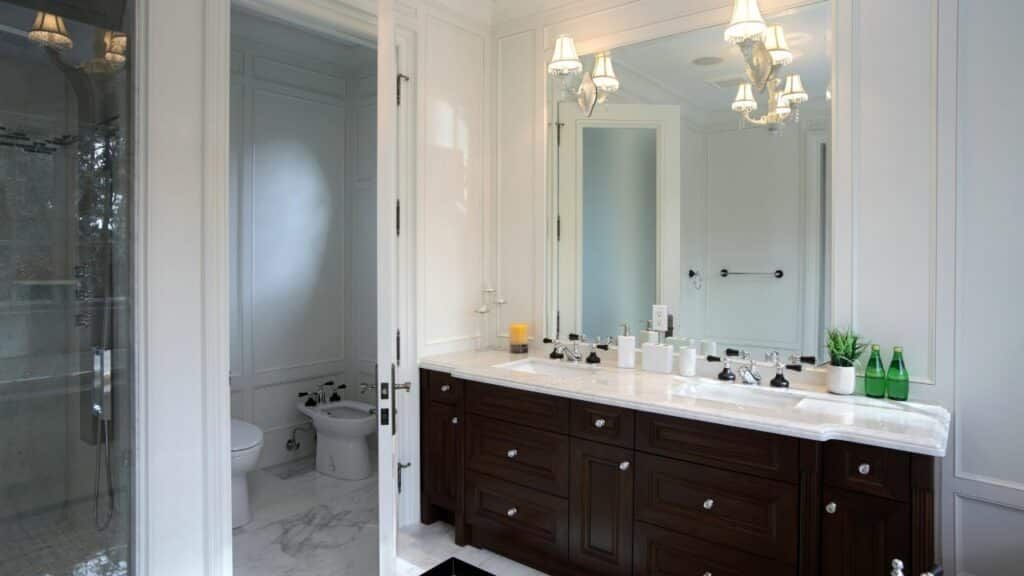 Tips-to-Maintain-Your-Toilet-Door