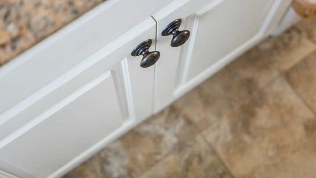 Tips-to-Maintain-Your-Toilet-Door-