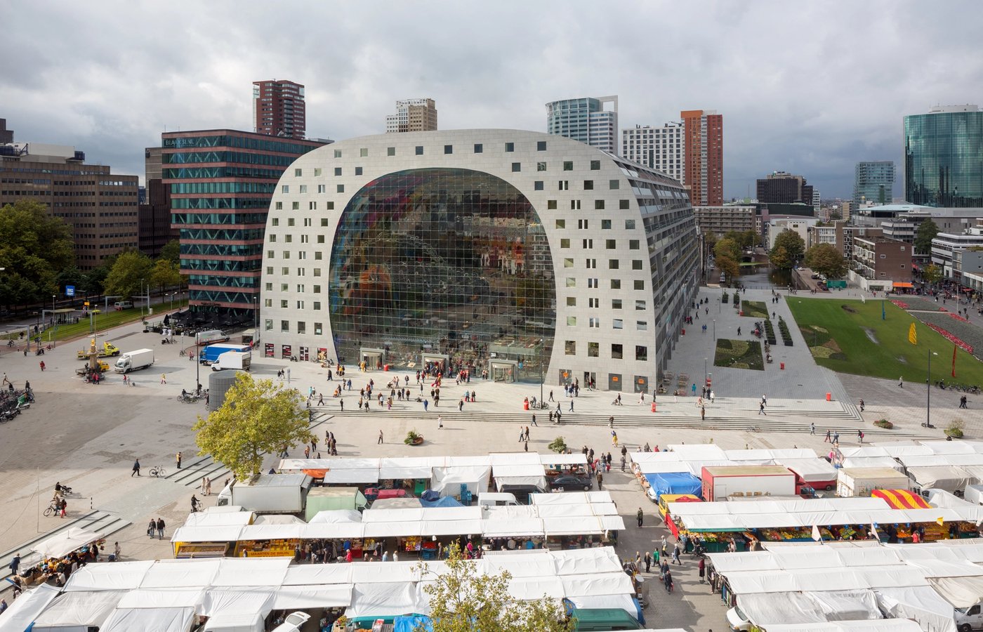 Zalig uitgeslapen en dol op architectuur, dus waar kan ik Rotterdam zien shinen? 