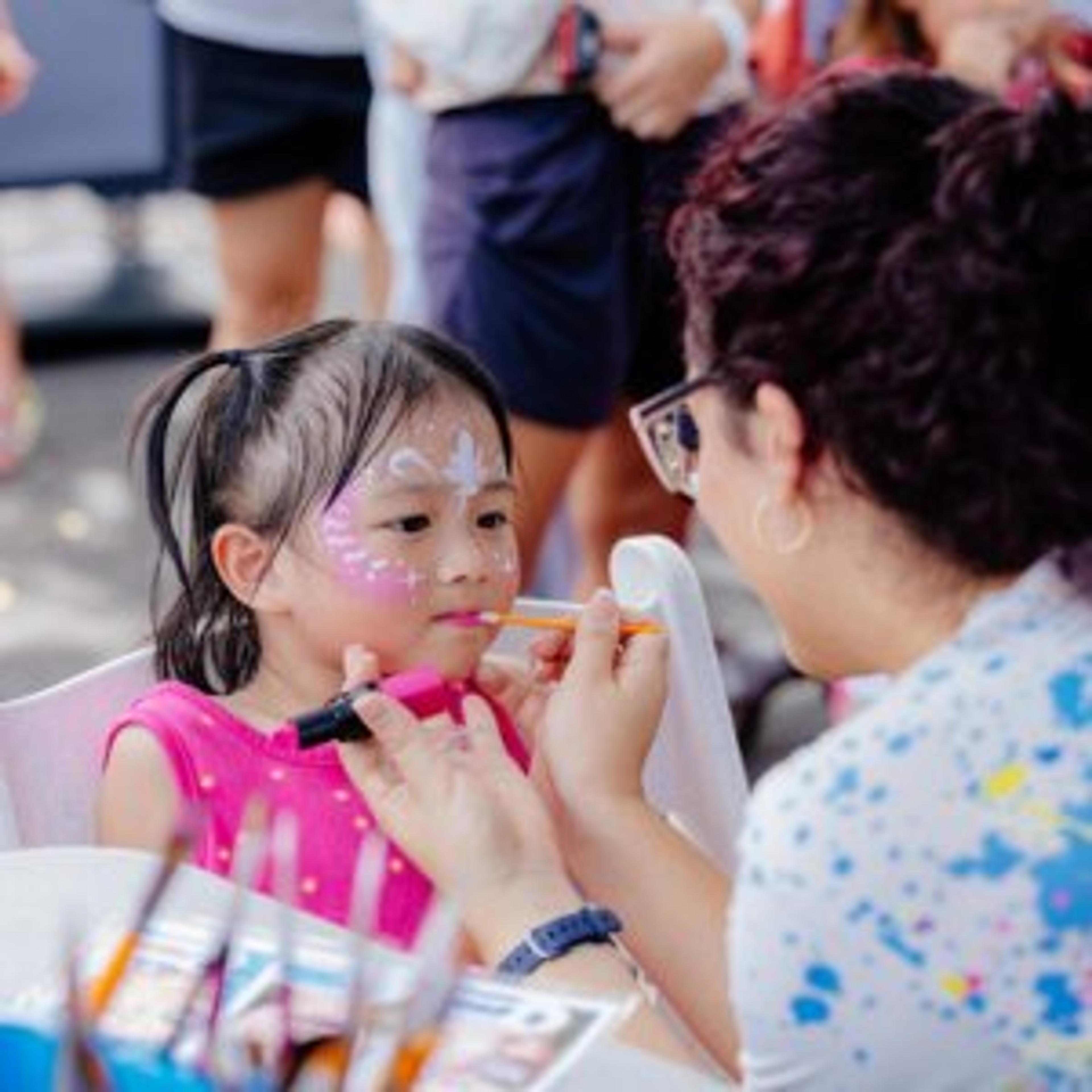 A keiki getting her face painted