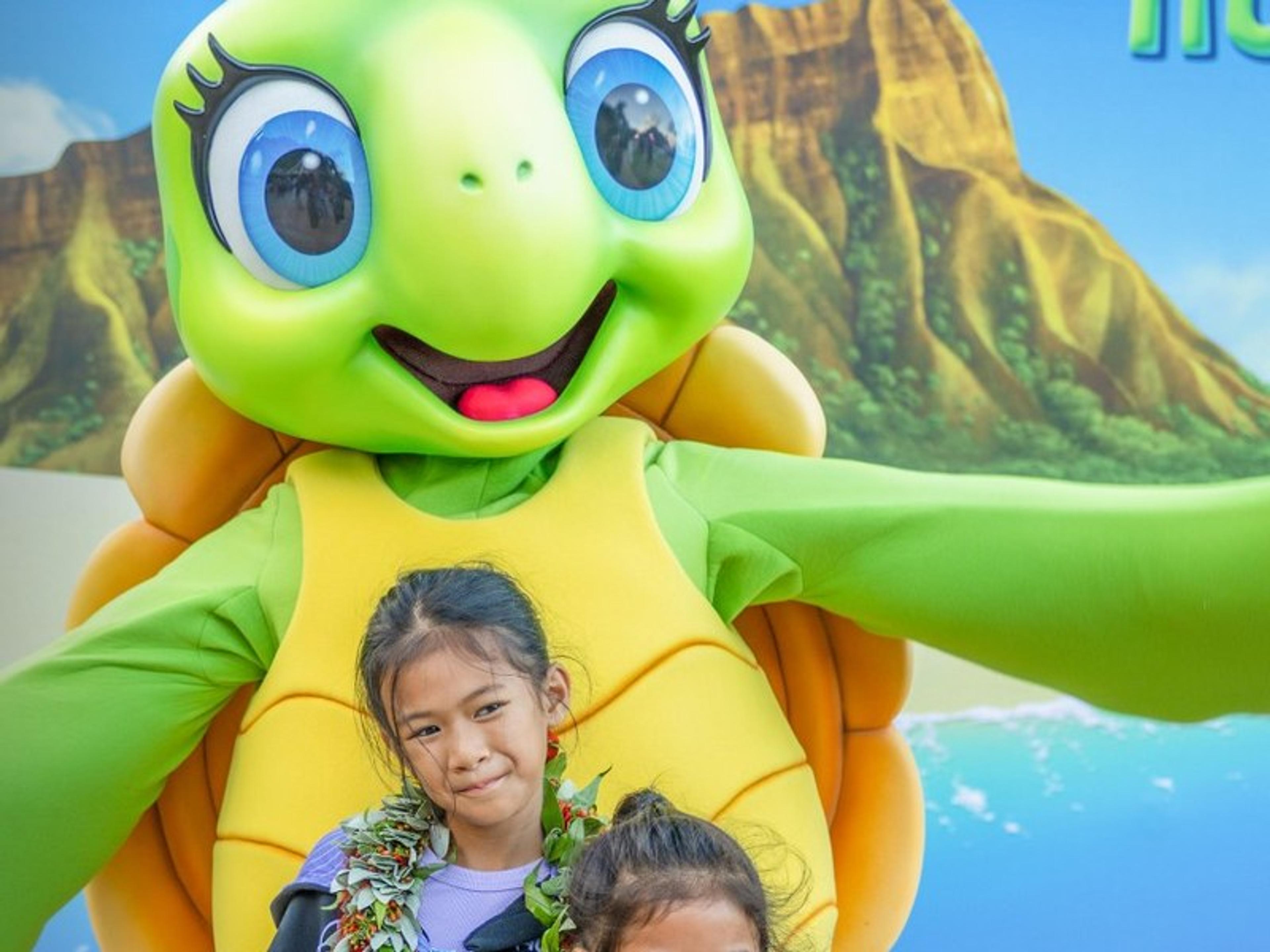 Honu, the park’s sea turtle mascot, with two keiki