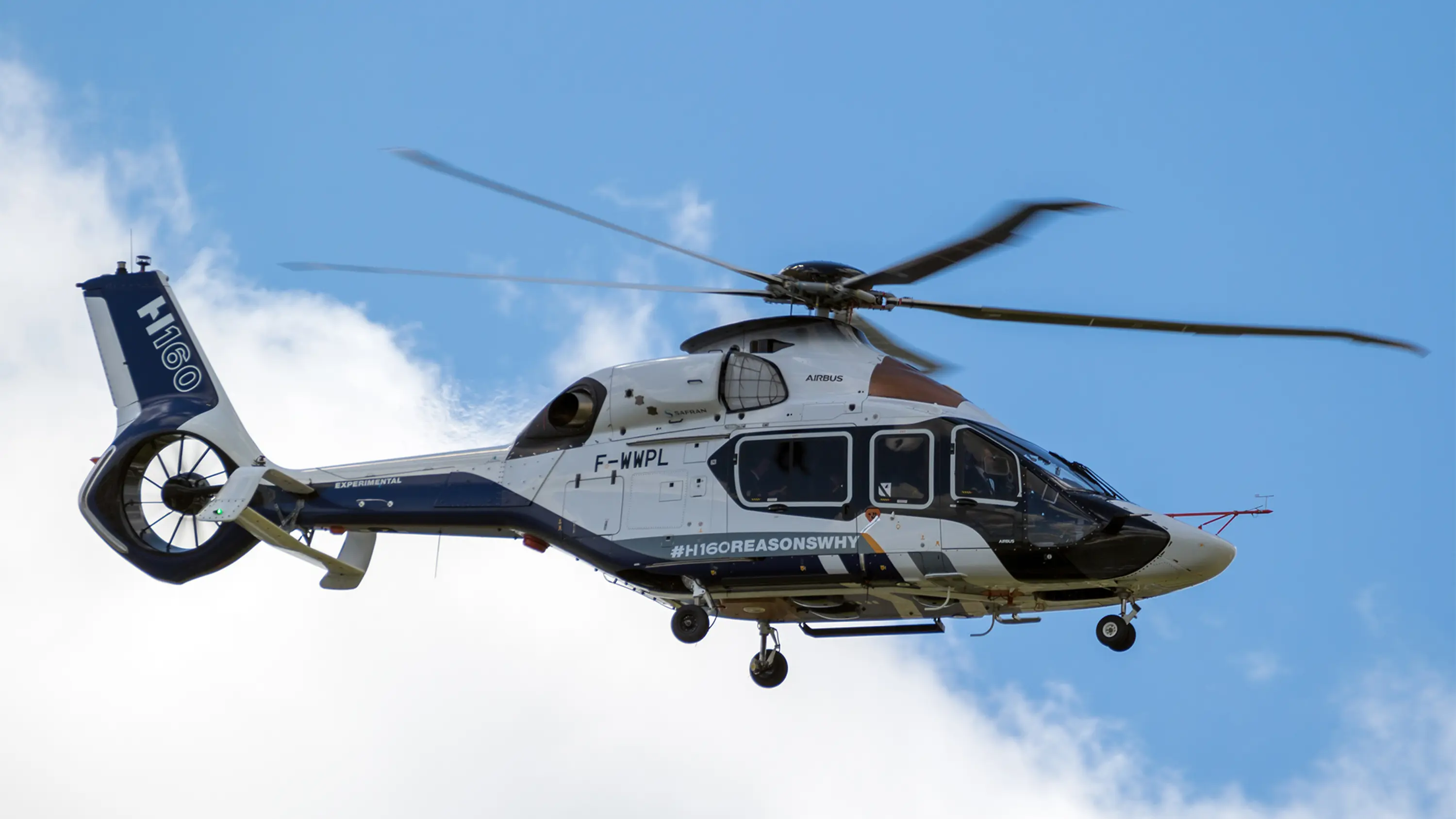 Elicottero Airbus H160 in volo con cielo sereno sullo sfondo.