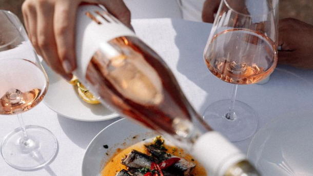 Table avec du vin rose et une assiette ensoleillee
