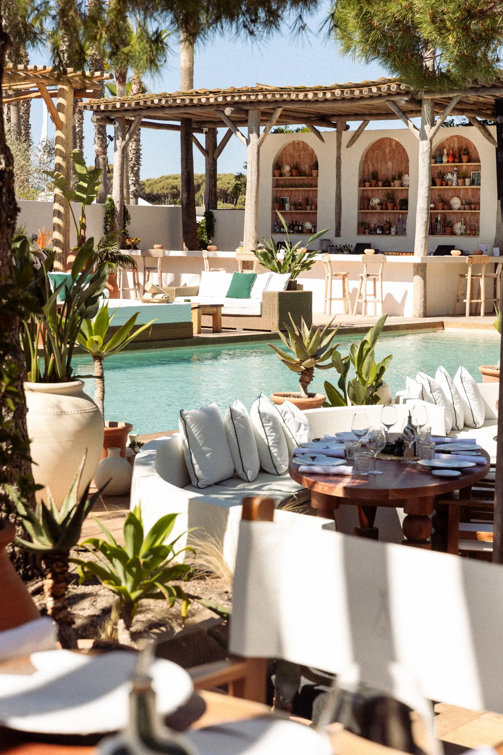 Terrasse ensoleillee a Saint-Barth avec piscine