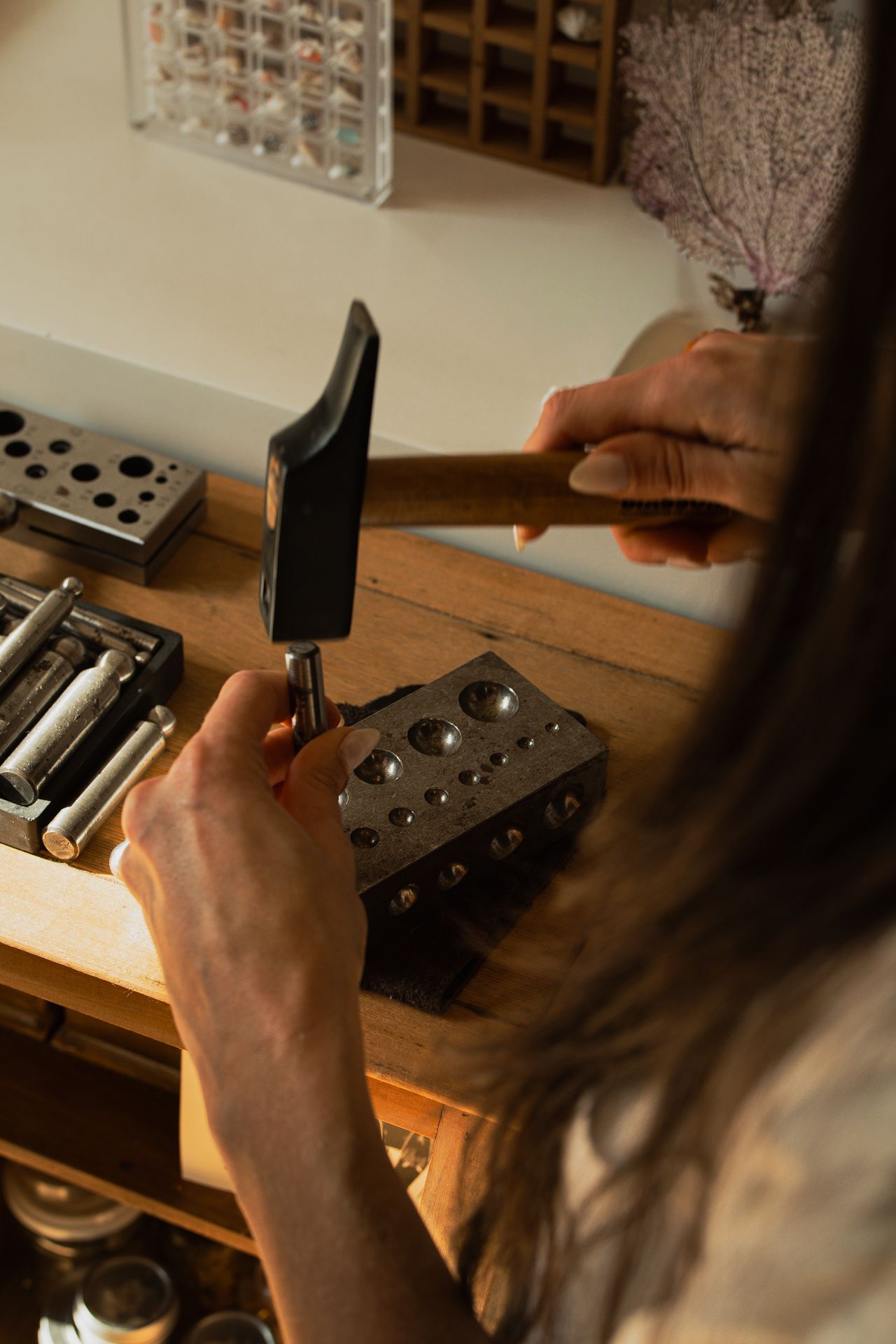Fotografía del proceso de trabajo en el taller de Celeste Joyería Contemporánea.