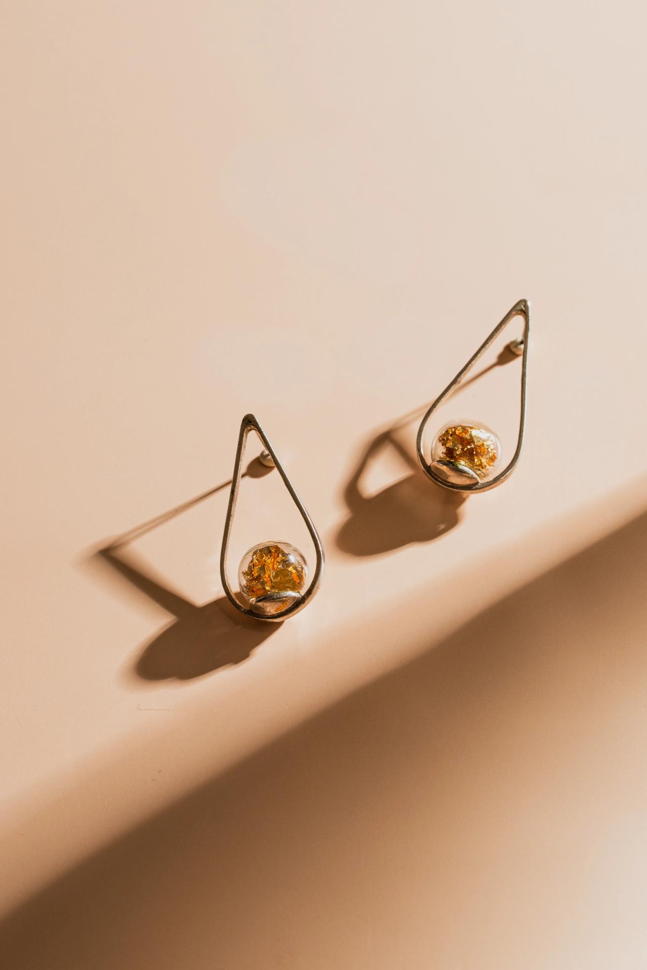 Fotografía de producto de las joyas de Celeste Joyería Contemporánea en estudio.