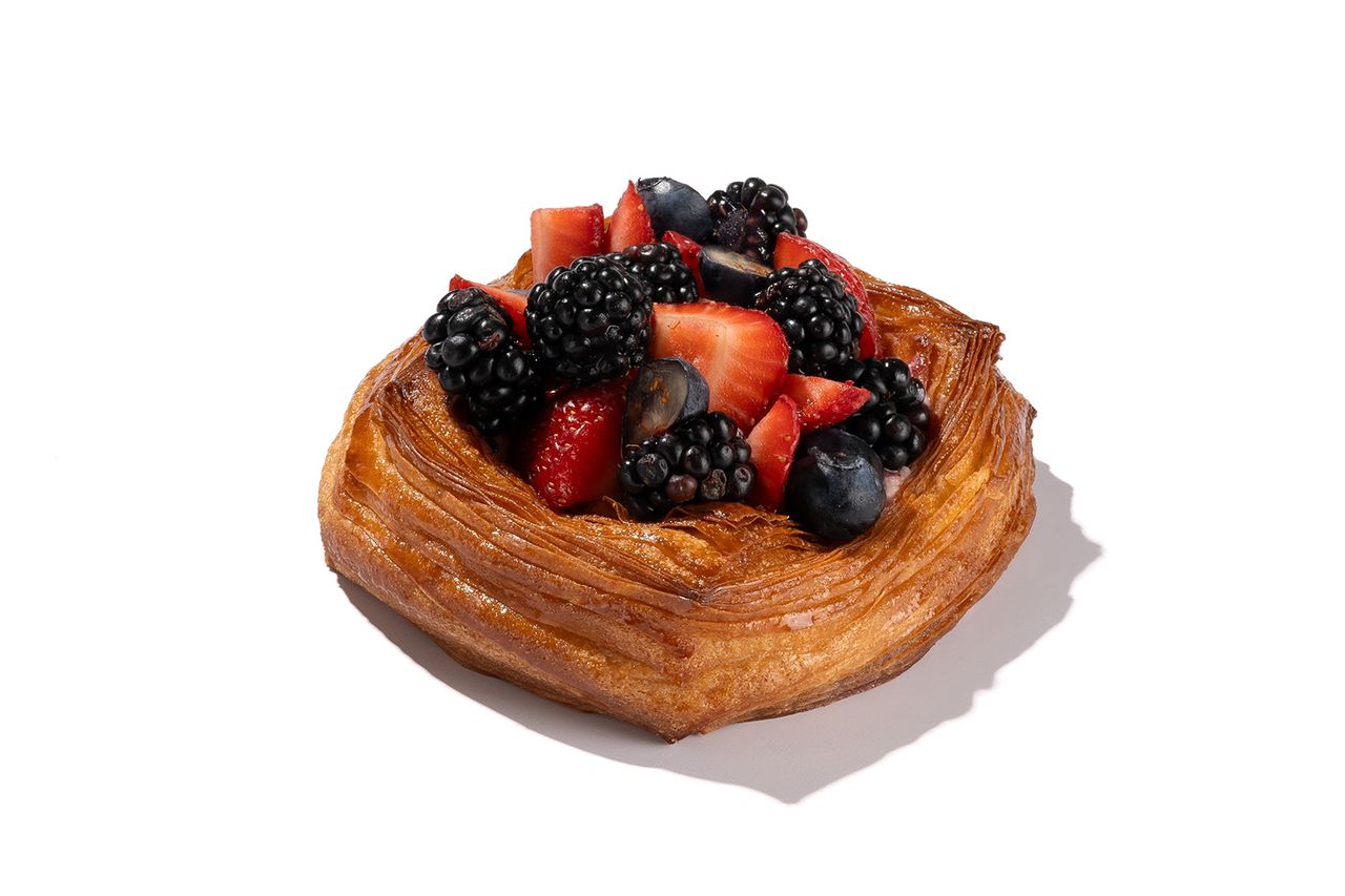 Danesa con frutas fotografiada con luz lateral dura y sombra proyectada