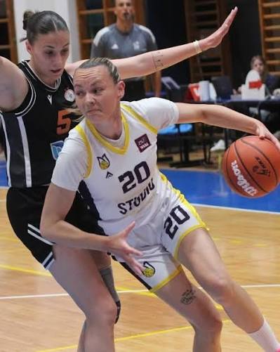 Igračica Studija Zagreb na košarkaškoj utakmici