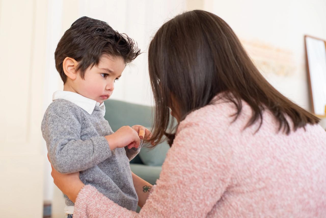 Une mère est assise et parle avec son enfant