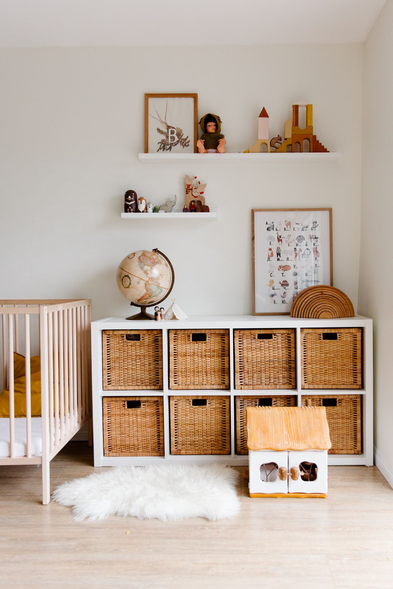 Materiel range a hauteur d'enfant pour favoriser l'autonomie