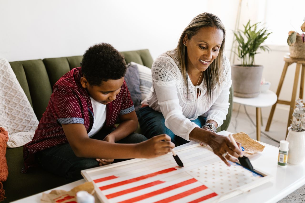 Parent qui accompagne son enfant pas a pas avec douceur