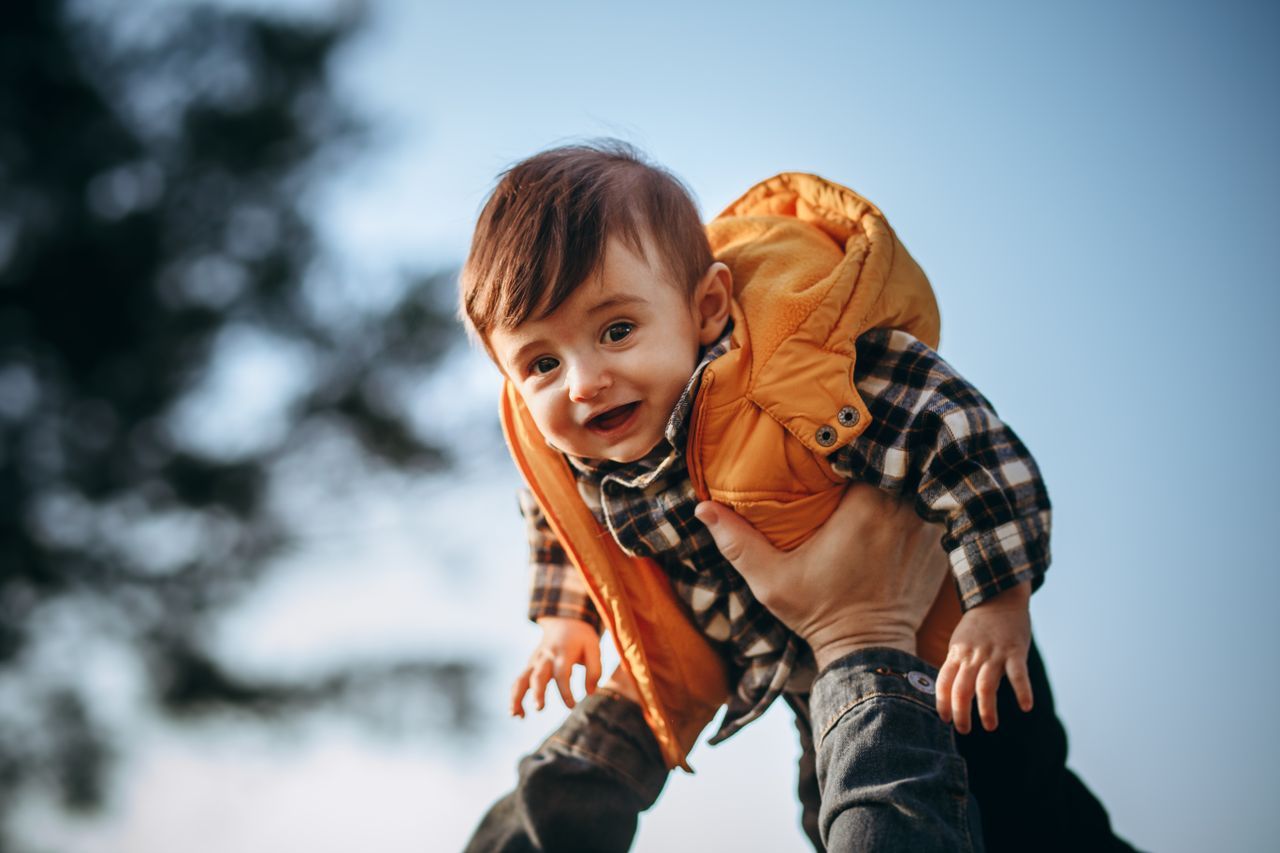 Enfant fier qui montre un objectif atteint sur son tableau de recompense