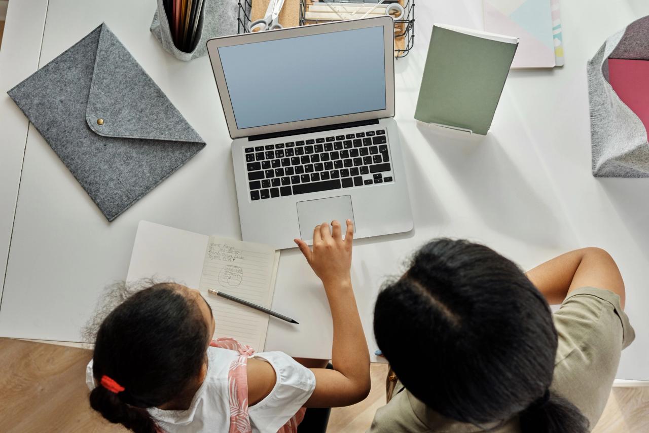 Une mère aide sa fille à faire ses devoirs