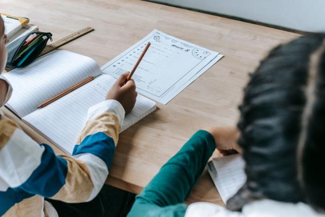 Enfants qui font leur devoirs