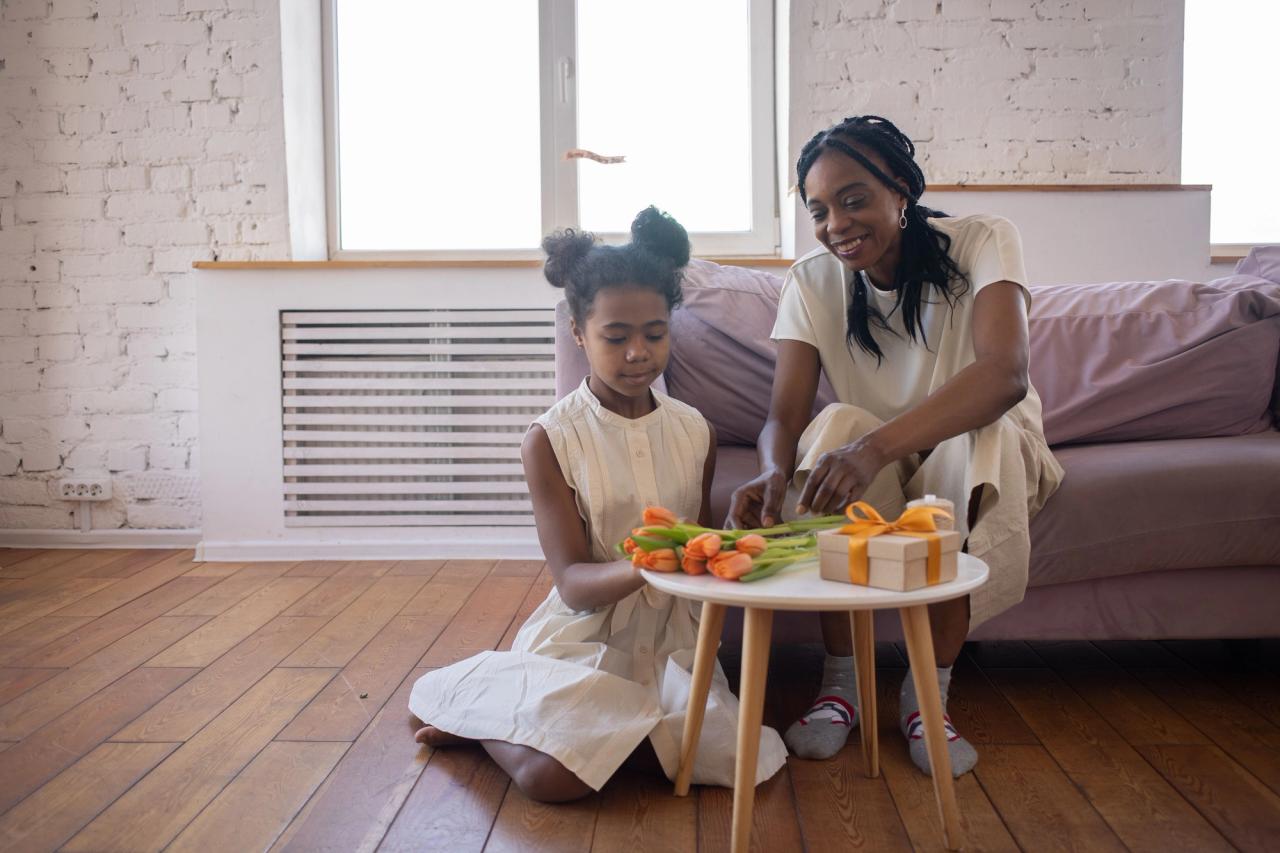 Une mère parle avec sa fille adolescente, assises sur un canapé