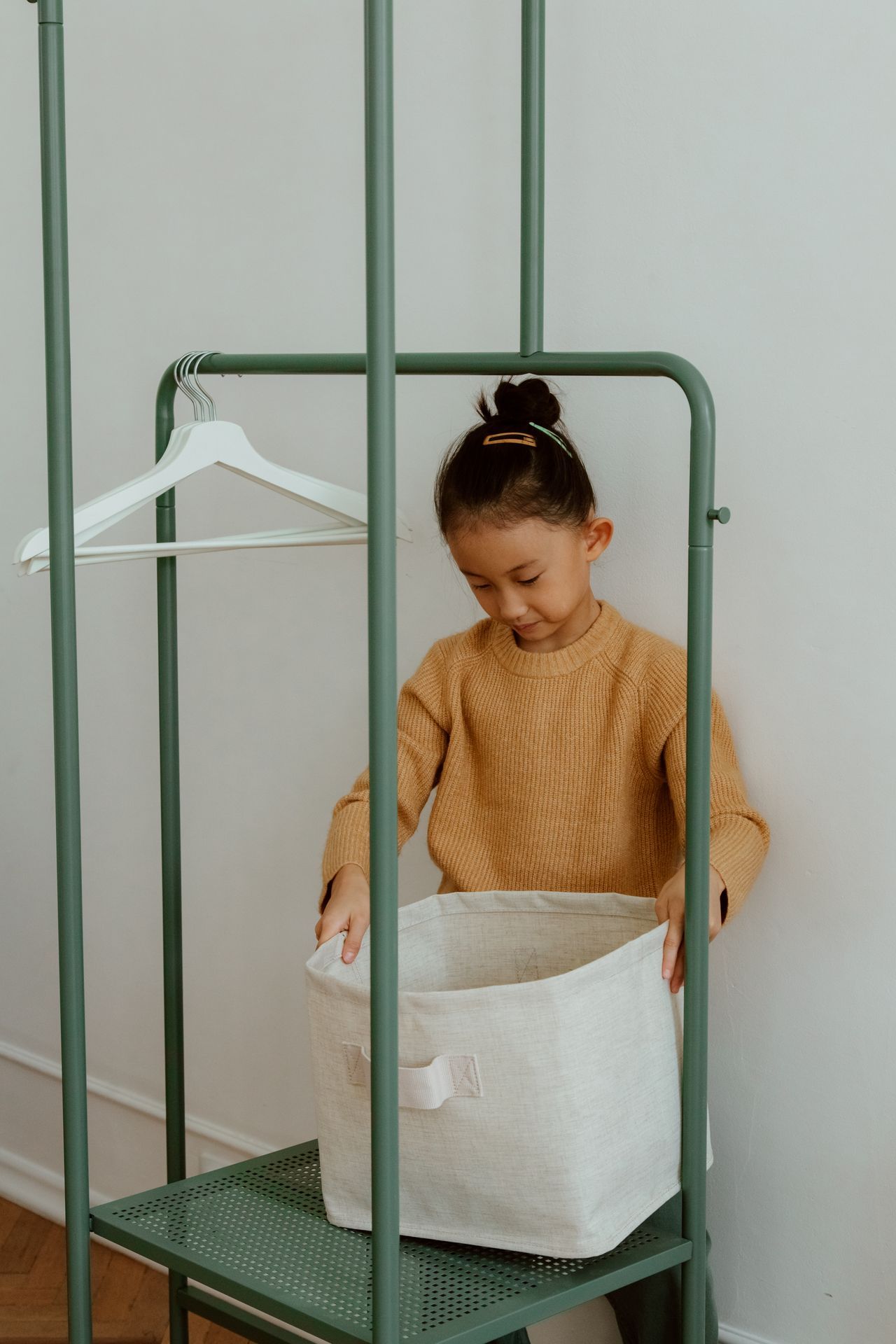 Jeune enfant qui aide a une tache menagere a la maison