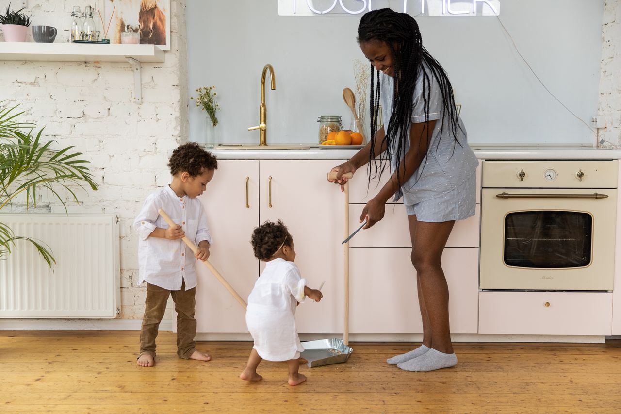 Enfants d'ages differents qui se repartissent les taches menageres