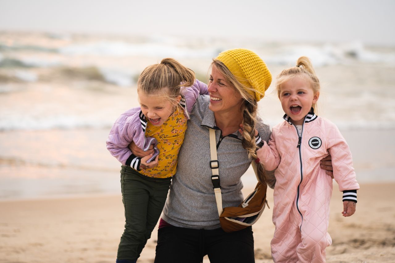 Famille qui passe un moment de jeu ensemble, une recompense non materielle