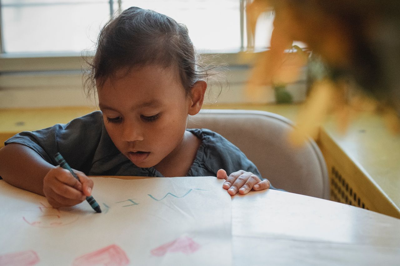 Enfant concentre sur une activite dans un cadre calme adapte au TDAH