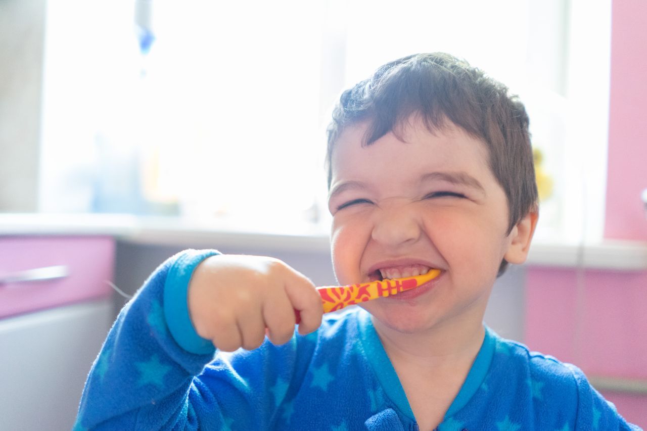 Enfant qui realise seul une etape de soin de sa routine